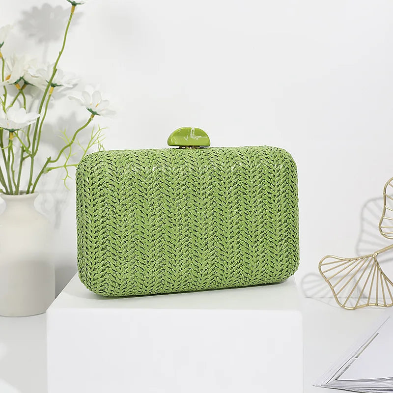 Pochette en paille tressée