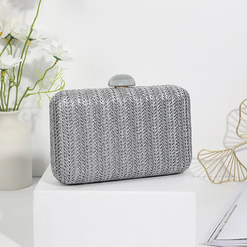 Pochette en paille tressée
