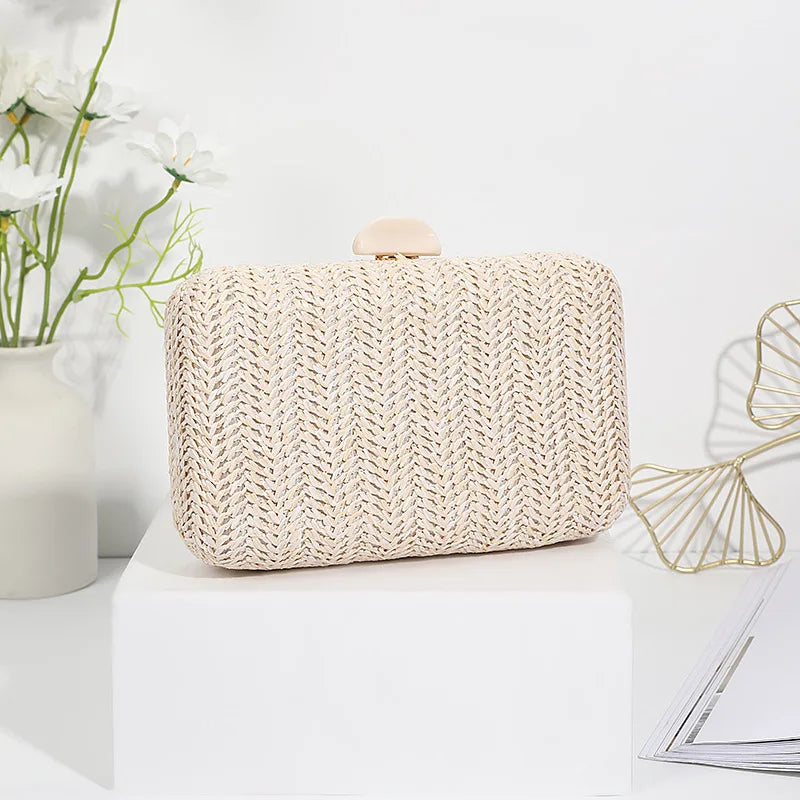 Pochette en paille tressée
