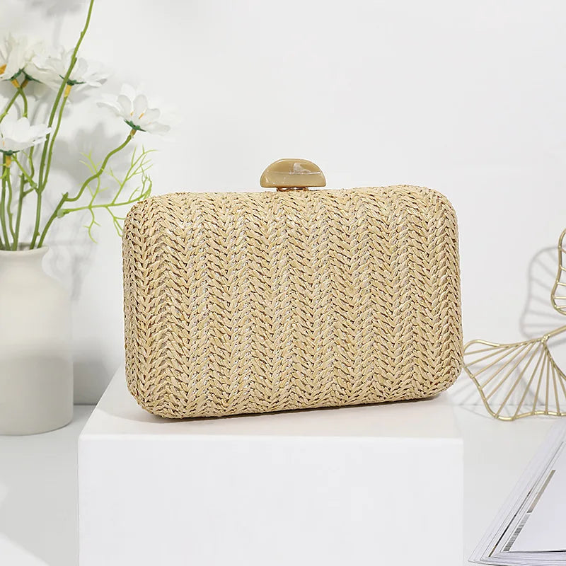 Pochette en paille tressée